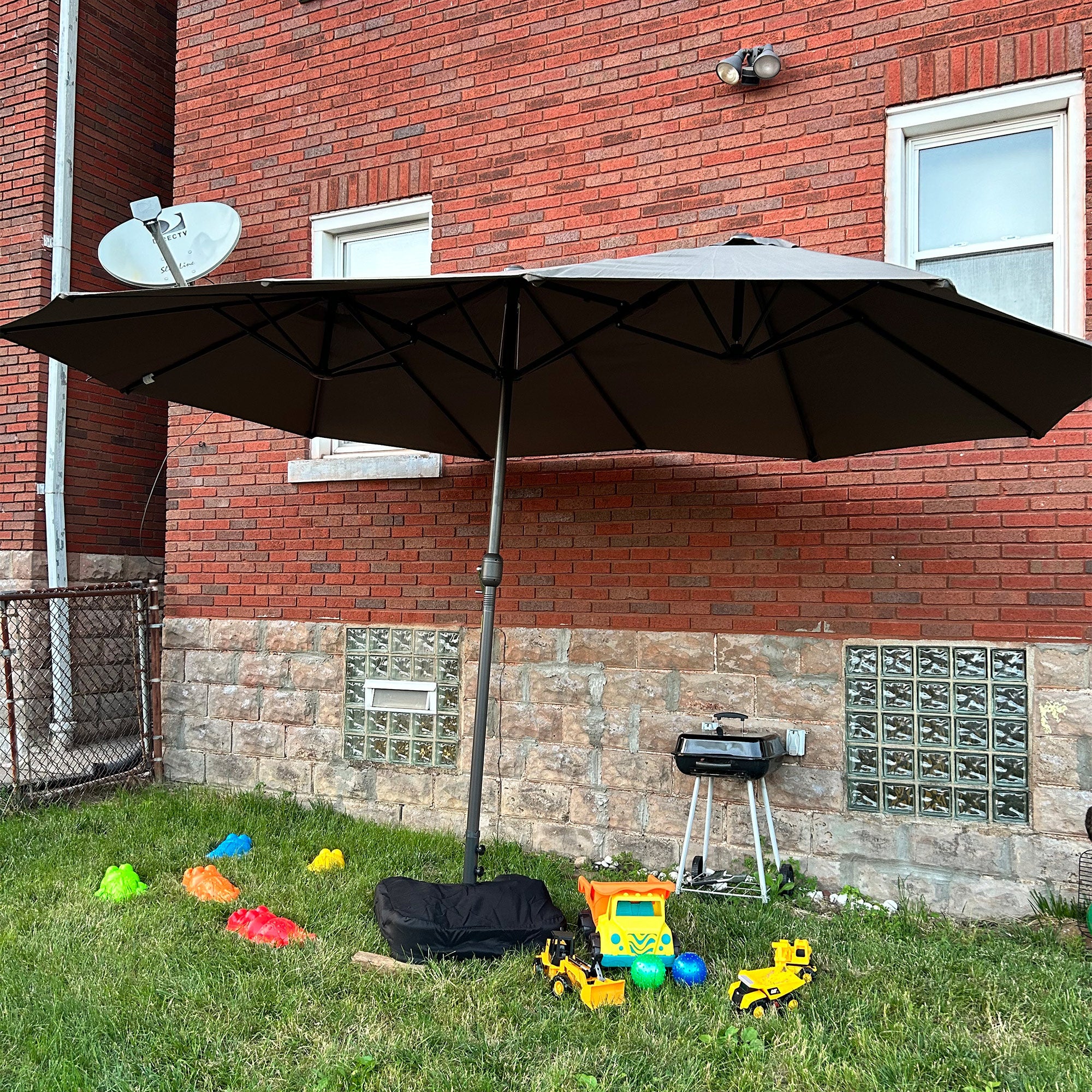 Outsunny 15' Outdoor Patio Umbrella with Twin Canopy Sunshade Steel Table Umbrella with Lift Crank, Cross base, Sandbag, Dark Grey