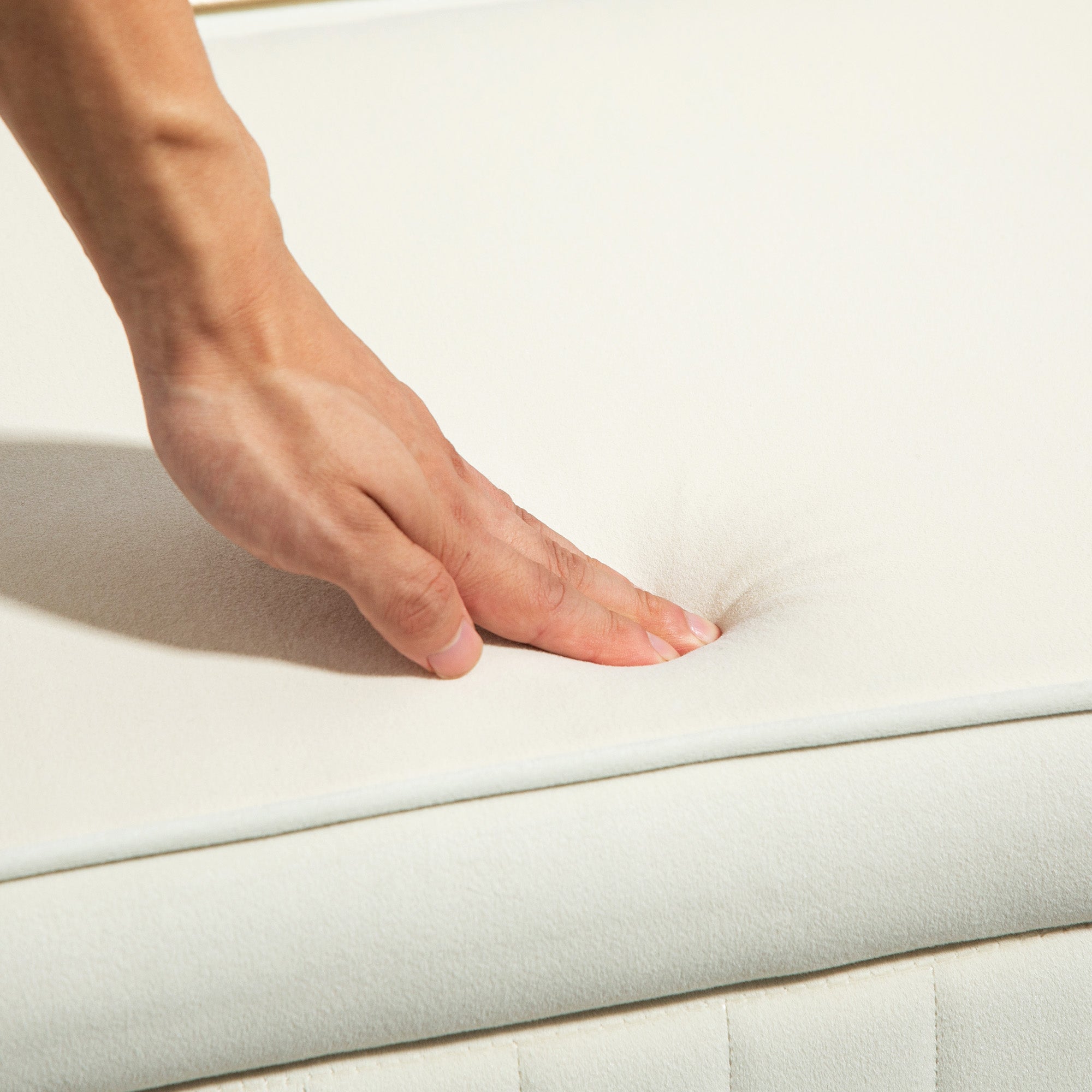 HOMCOM Upholstered Bedroom Bench, Channel Tufted Storage Bench, Bench Seat with Thick Padding and Metal Legs, Ottoman Bench for Bedroom Living Room, Hallway, Cream White