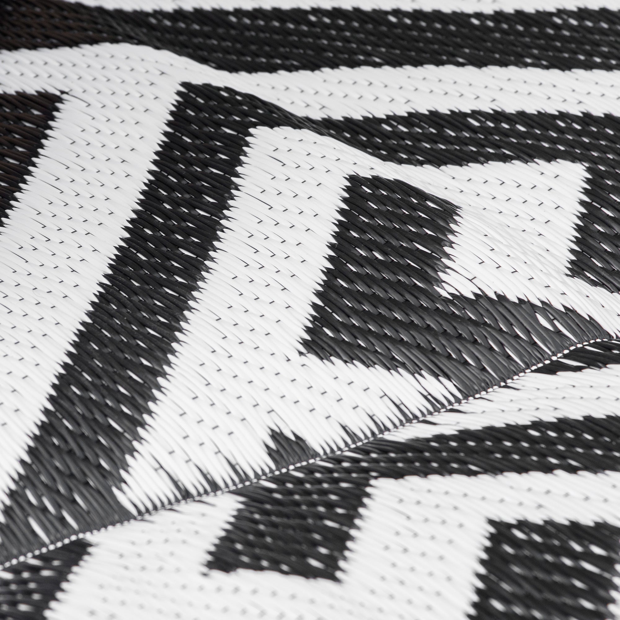 Outsunny Reversible Outdoor RV Rug, 5' x 8' Patio Floor Mat, Plastic Straw Rug for Backyard, Deck, Picnic, Beach, Camping, Black and White