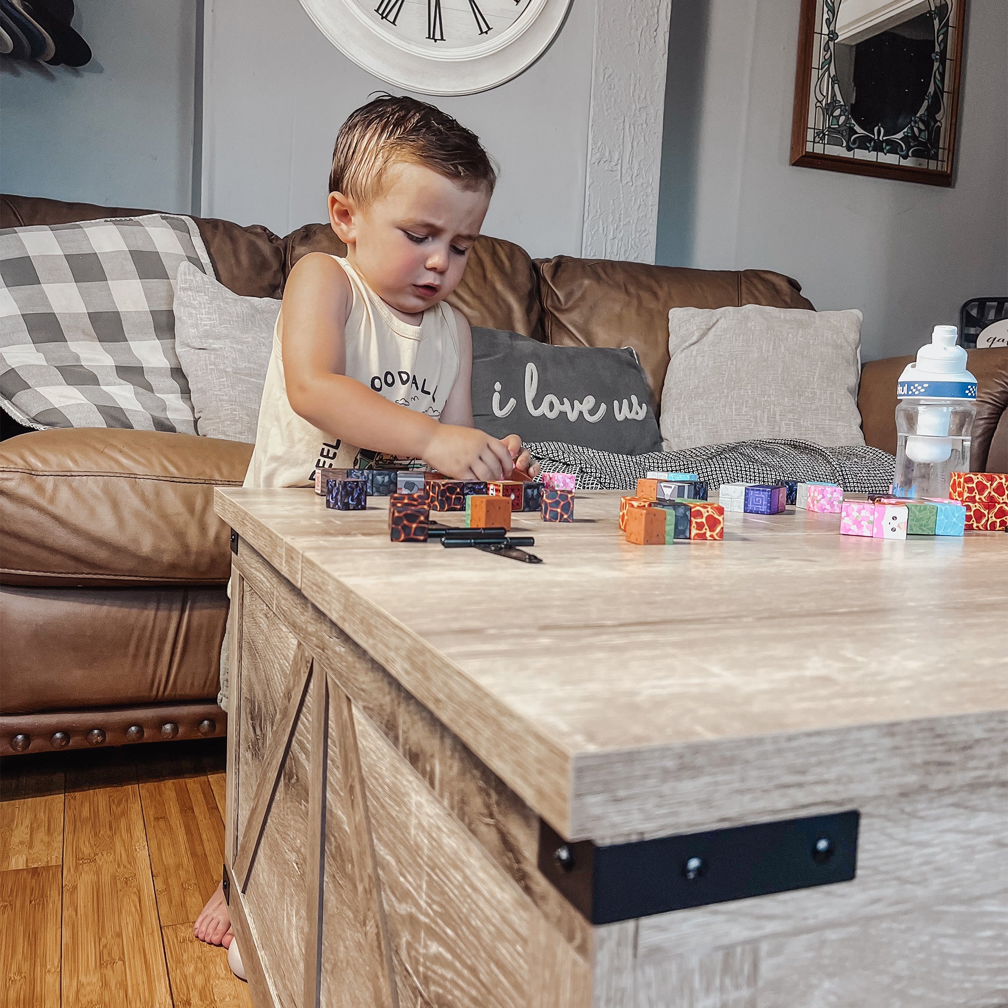 HOMCOM Farmhouse Coffee Table, Square Center Table with Flip-top Lids, Living Room Table with Hidden Storage Compartment and Wooden Legs, Oak