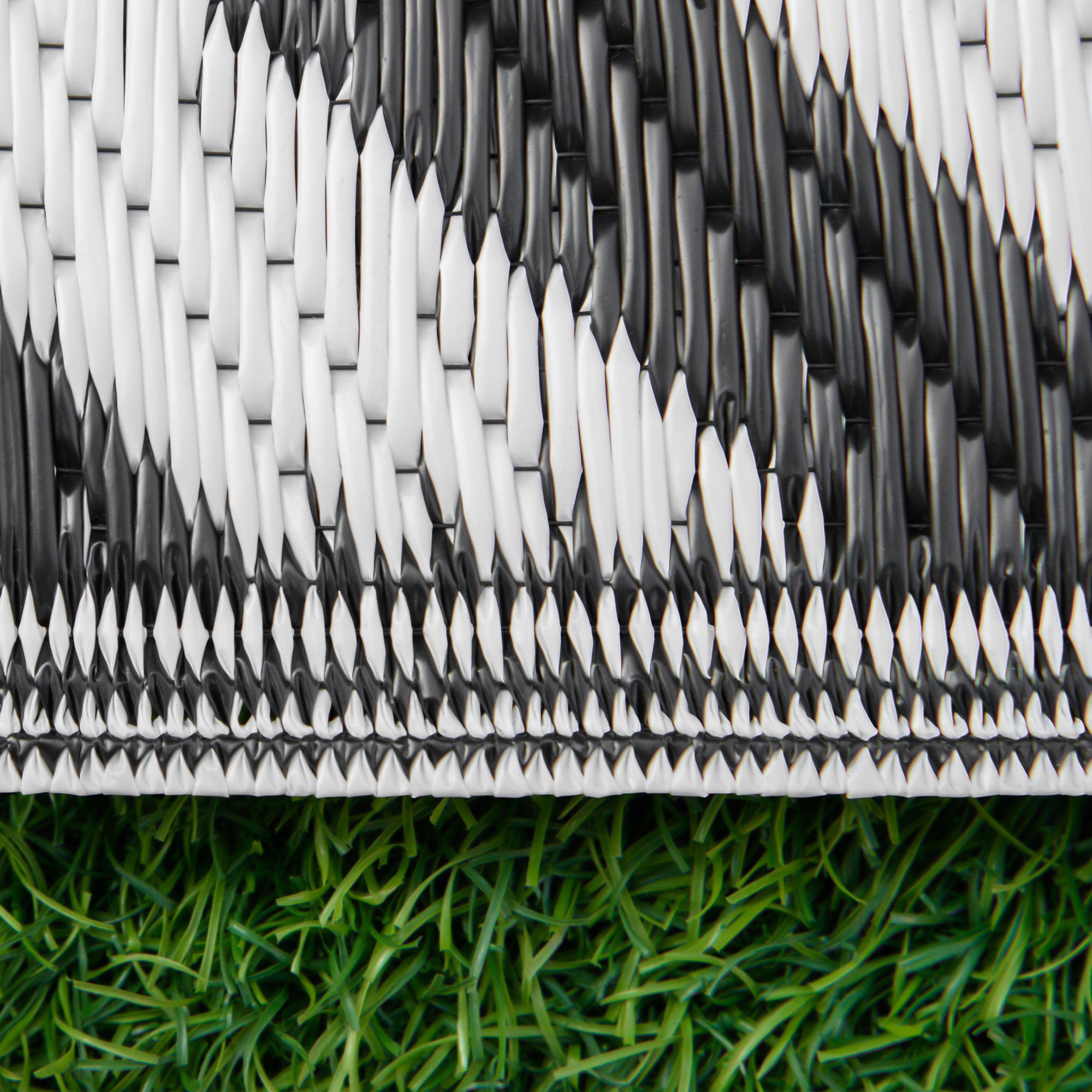 Outsunny Reversible Outdoor RV Rug, 4' x 6' Patio Floor Mat, Plastic Straw Rug for Backyard, Deck, Picnic, Beach, Camping, Black and White