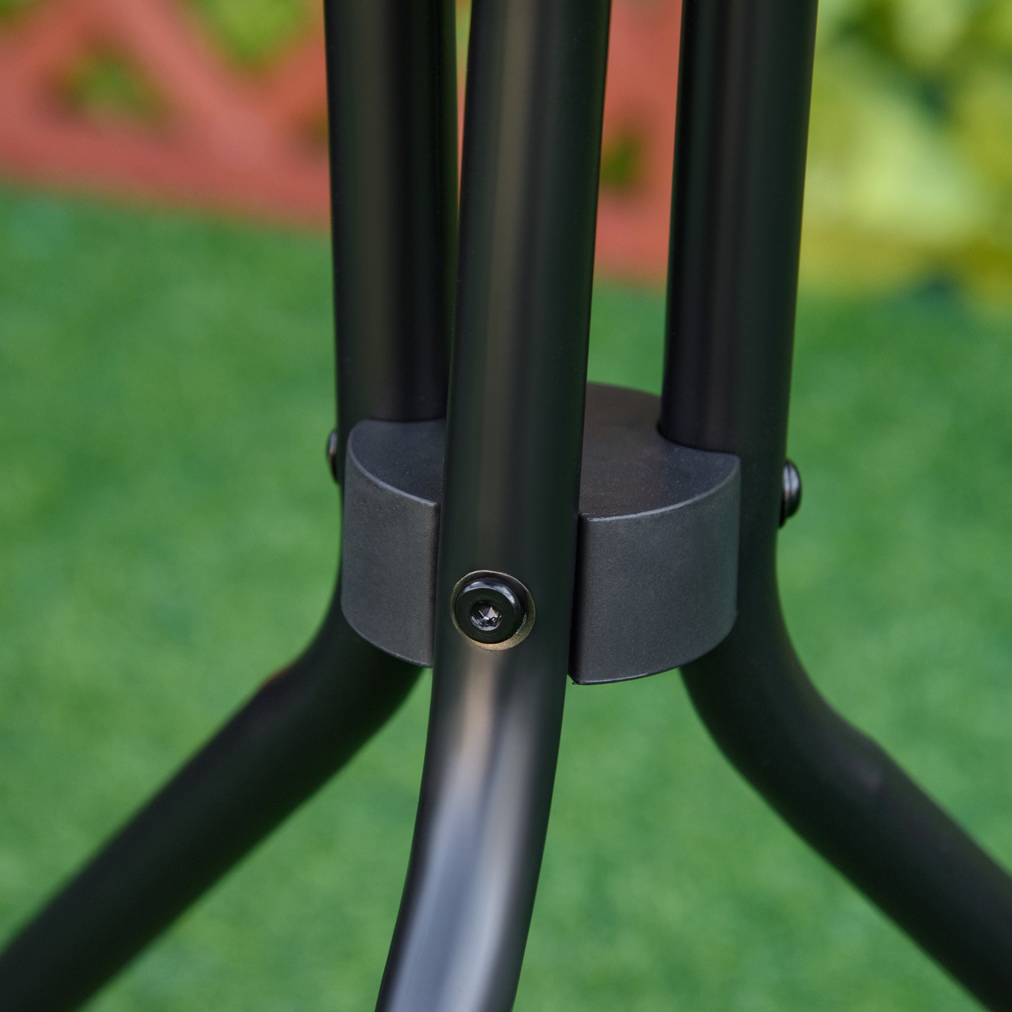 Outsunny Outdoor Side Table, 20" Round End Table, Bistro Table with Tempered Glass Top for Patio, Garden, Balcony, Poolside, Black