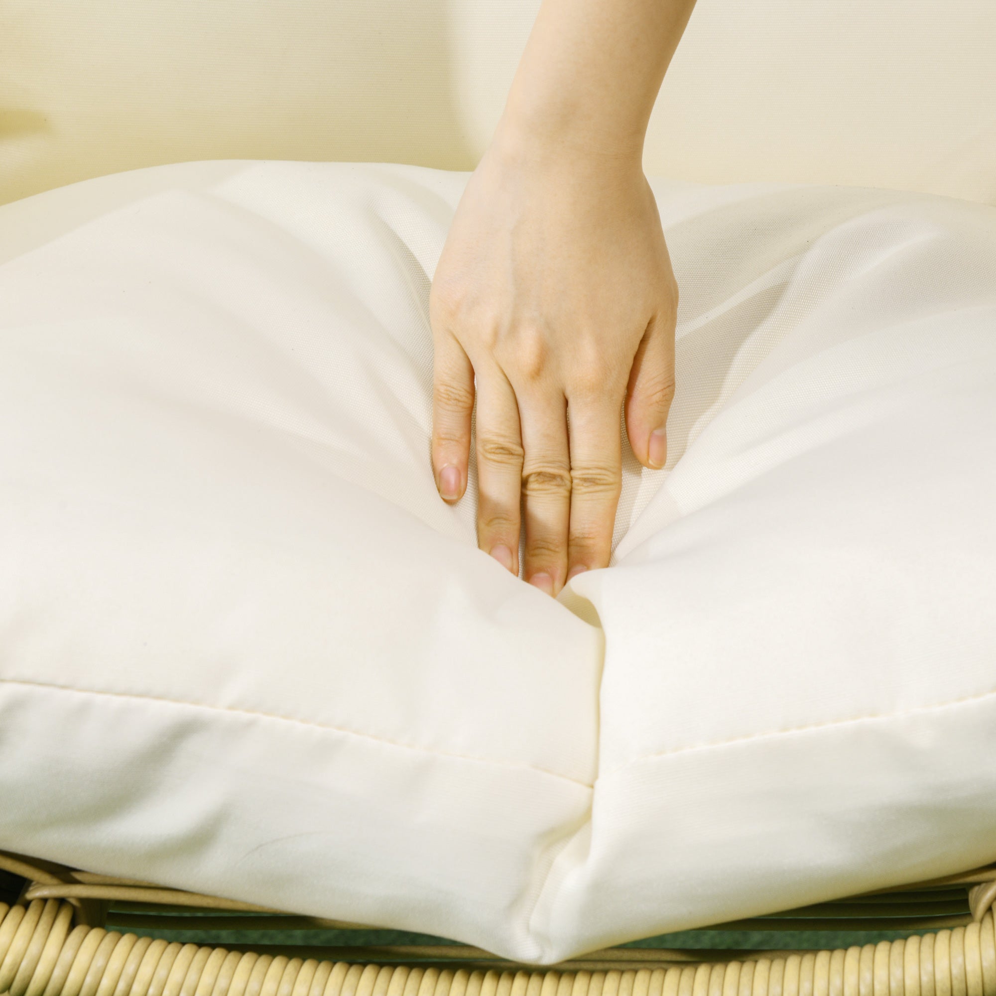 Outsunny PE Rattan Egg Chair with Cushion, Outdoor Patio Furniture with Soft Padded Headrest, Adjustable Feet, Metal Frame, 34.6" x 33.5" x 56.3", Cream White